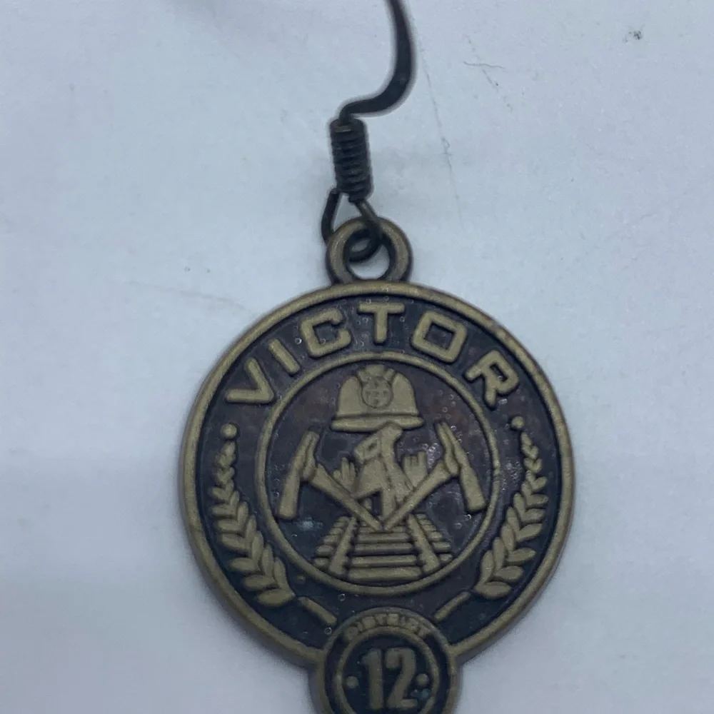 LION’S Gate 2013 Hunger Games district 12 “victor” earrings with insignia